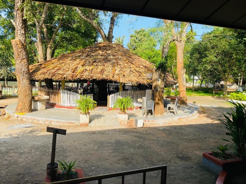 Resthouse Vavuniya Hotel Luaran gambar