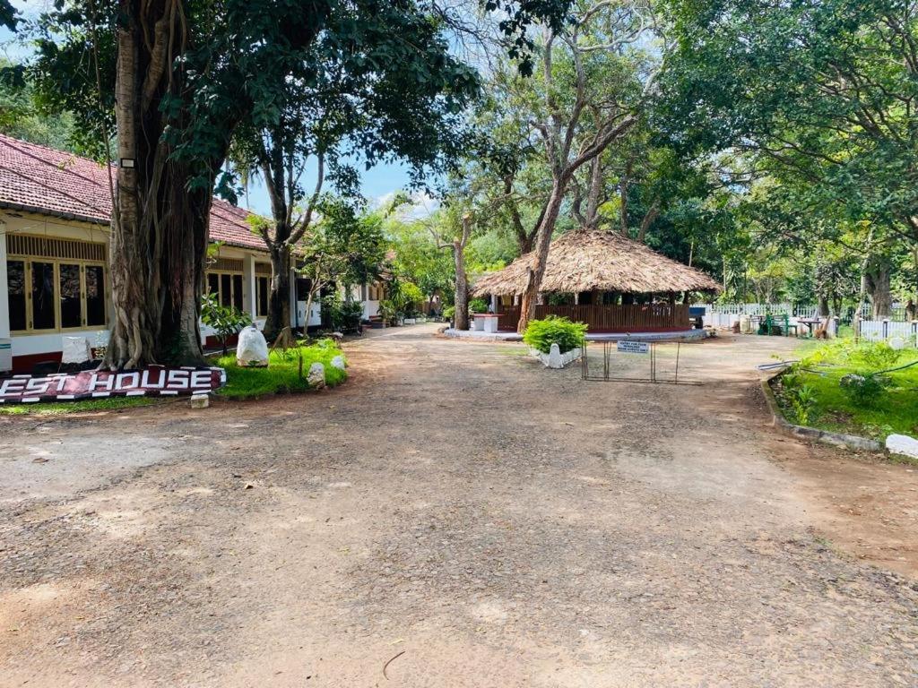 Resthouse Vavuniya Hotel Luaran gambar